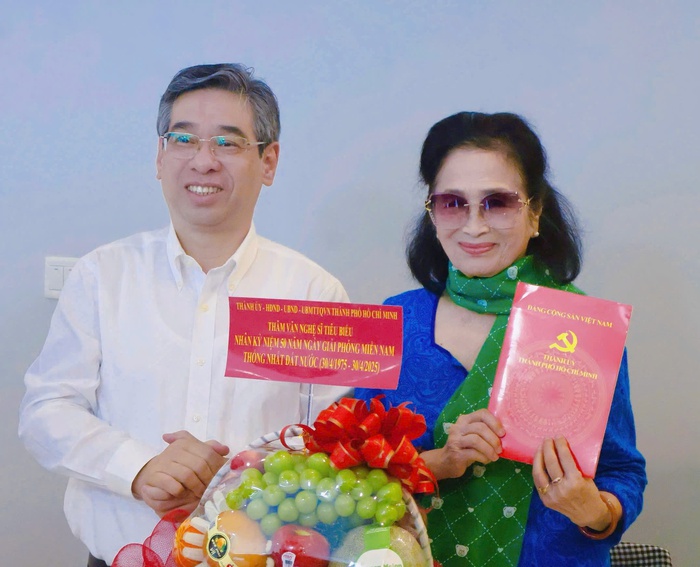 Phó Bí thư Thành ủy, Chủ tịch Ủy ban MTTQ Việt Nam TPHCM Nguyễn Phước Lộc chúc sức khoẻ NSND Trà Giang - Ảnh: Hồ Lam Phó Bí thư Thành ủy, Chủ tịch Ủy ban MTTQ Việt Nam TPHCM Nguyễn Phước Lộc chúc sức khoẻ NSND Trà Giang - Ảnh: Hồ Lam