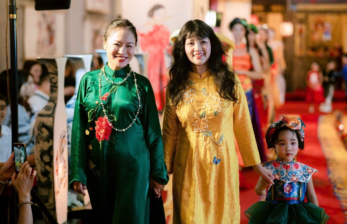 Nhà thiết kế "vẽ" giấc mơ áo dài giữa hành trình chống chọi ung thư- Ảnh 1. Nhà thiết kế "vẽ" giấc mơ áo dài giữa hành trình chống chọi ung thư- Ảnh 1.