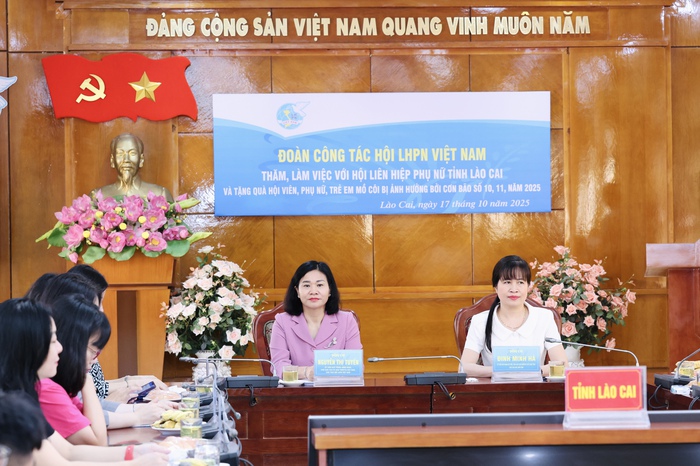 Chủ tịch Hội LHPN Việt Nam tặng quà phụ nữ, trẻ em bị ảnh hưởng bởi bão lũ tại Lào Cai- Ảnh 1. Chủ tịch Hội LHPN Việt Nam tặng quà phụ nữ, trẻ em bị ảnh hưởng bởi bão lũ tại Lào Cai- Ảnh 1.