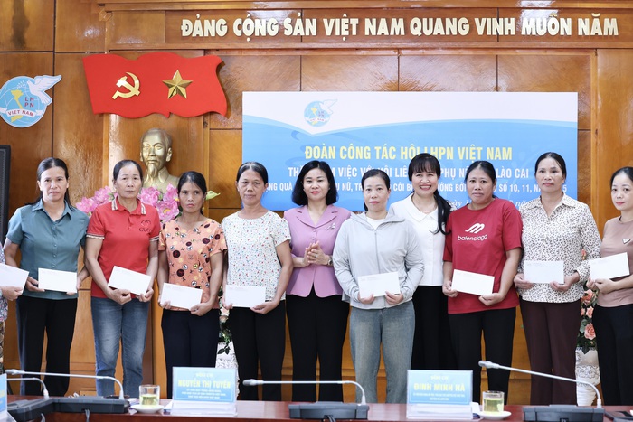 Chủ tịch Hội LHPN Việt Nam tặng quà phụ nữ, trẻ em bị ảnh hưởng bởi bão lũ tại Lào Cai- Ảnh 3. Chủ tịch Hội LHPN Việt Nam tặng quà phụ nữ, trẻ em bị ảnh hưởng bởi bão lũ tại Lào Cai- Ảnh 3.