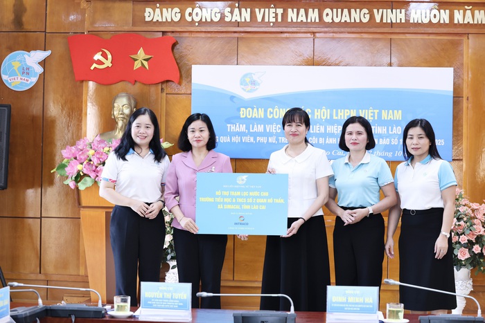 Chủ tịch Hội LHPN Việt Nam tặng quà phụ nữ, trẻ em bị ảnh hưởng bởi bão lũ tại Lào Cai- Ảnh 5. Chủ tịch Hội LHPN Việt Nam tặng quà phụ nữ, trẻ em bị ảnh hưởng bởi bão lũ tại Lào Cai- Ảnh 5.