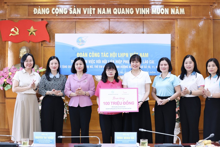 Chủ tịch Hội LHPN Việt Nam tặng quà phụ nữ, trẻ em bị ảnh hưởng bởi bão lũ tại Lào Cai- Ảnh 4. Chủ tịch Hội LHPN Việt Nam tặng quà phụ nữ, trẻ em bị ảnh hưởng bởi bão lũ tại Lào Cai- Ảnh 4.