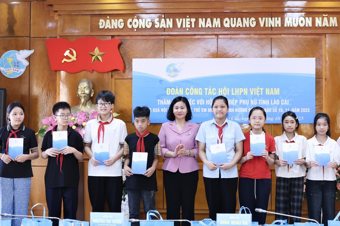 Chủ tịch Hội LHPN Việt Nam tặng quà phụ nữ, trẻ em bị ảnh hưởng bởi bão lũ tại Lào Cai- Ảnh 2. Chủ tịch Hội LHPN Việt Nam tặng quà phụ nữ, trẻ em bị ảnh hưởng bởi bão lũ tại Lào Cai- Ảnh 2.