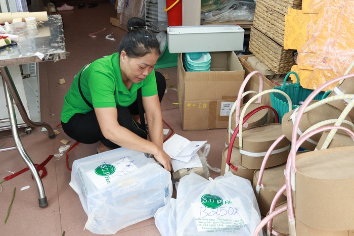 Tiệm hoa tươi tung chiêu, tăng đãi ngộ để hút lao động thời vụ dịp 20/10- Ảnh 2. Tiệm hoa tươi tung chiêu, tăng đãi ngộ để hút lao động thời vụ dịp 20/10- Ảnh 2.