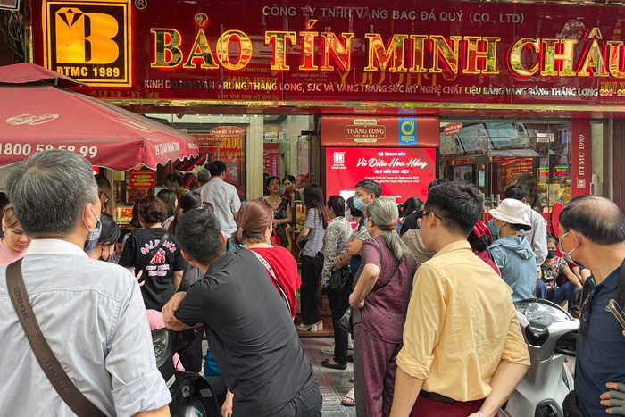 Vàng nhẫn khan hiếm, tiến đến 16 triệu đồng/chỉ- Ảnh 2. Vàng nhẫn khan hiếm, tiến đến 16 triệu đồng/chỉ- Ảnh 2.