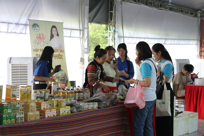 Phụ nữ hào hứng tham gia Ngày hội “Phụ nữ Khỏe Đẹp và Tiêu dùng xanh”- Ảnh 1. Phụ nữ hào hứng tham gia Ngày hội “Phụ nữ Khỏe Đẹp và Tiêu dùng xanh”- Ảnh 1.