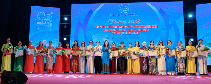 Phụ nữ Đắk Lắk cùng ôn truyền thống trong hành trình 95 năm rực rỡ- Ảnh 4. Phụ nữ Đắk Lắk cùng ôn truyền thống trong hành trình 95 năm rực rỡ- Ảnh 4.
