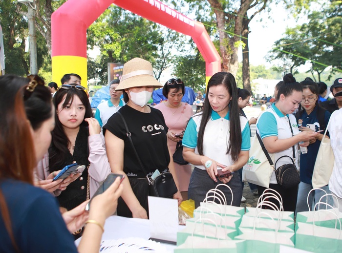 Phó Chủ tịch Hội LHPN Việt Nam tham quan, trải nghiệm sản phẩm khoẻ đẹp và tiêu dùng xanh- Ảnh 3. Phó Chủ tịch Hội LHPN Việt Nam tham quan, trải nghiệm sản phẩm khoẻ đẹp và tiêu dùng xanh- Ảnh 3.