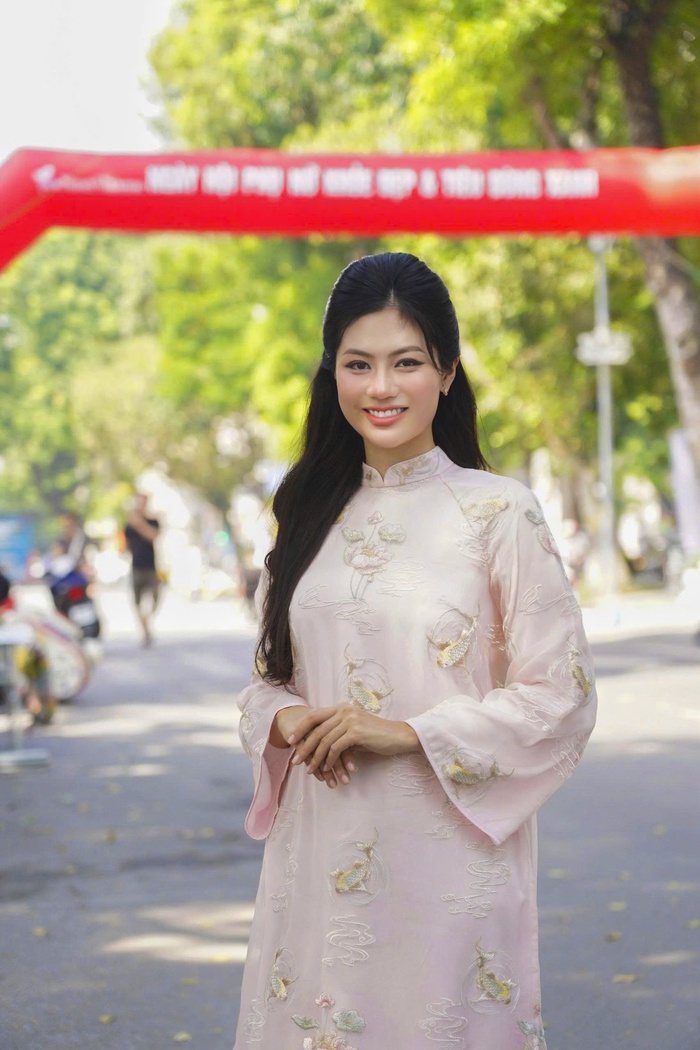 Hoa khôi Vũ Hương Giang trên phố đi bộ Trần Nhân Tông - nơi diễn ra Ngày hội "Phụ nữ nói không với thực phẩm không an toàn" Hoa khôi Vũ Hương Giang trên phố đi bộ Trần Nhân Tông - nơi diễn ra Ngày hội "Phụ nữ nói không với thực phẩm không an toàn"