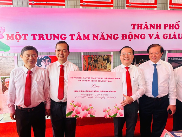 Sở Văn hóa và Thể thao TPHCM phối hợp với các cơ quan báo chí, nhà xuất bản trao tặng không gian "cây tri thức" và 126.000 quyển sách - Ảnh: Hồ Lam Sở Văn hóa và Thể thao TPHCM phối hợp với các cơ quan báo chí, nhà xuất bản trao tặng không gian "cây tri thức" và 126.000 quyển sách - Ảnh: Hồ Lam