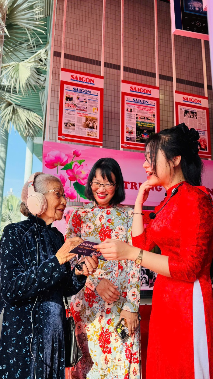 Đại biểu trải nghiệm nghe sách nói tại không gian Đại biểu trải nghiệm nghe sách nói tại không gian