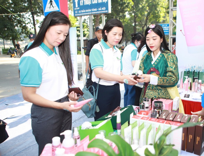 Phó Chủ tịch Hội LHPN Việt Nam tham quan, trải nghiệm sản phẩm khoẻ đẹp và tiêu dùng xanh- Ảnh 1. Phó Chủ tịch Hội LHPN Việt Nam tham quan, trải nghiệm sản phẩm khoẻ đẹp và tiêu dùng xanh- Ảnh 1.
