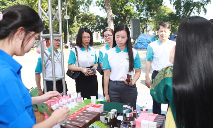 Phó Chủ tịch Hội LHPN Việt Nam tham quan, trải nghiệm sản phẩm khoẻ đẹp và tiêu dùng xanh- Ảnh 7. Phó Chủ tịch Hội LHPN Việt Nam tham quan, trải nghiệm sản phẩm khoẻ đẹp và tiêu dùng xanh- Ảnh 7.
