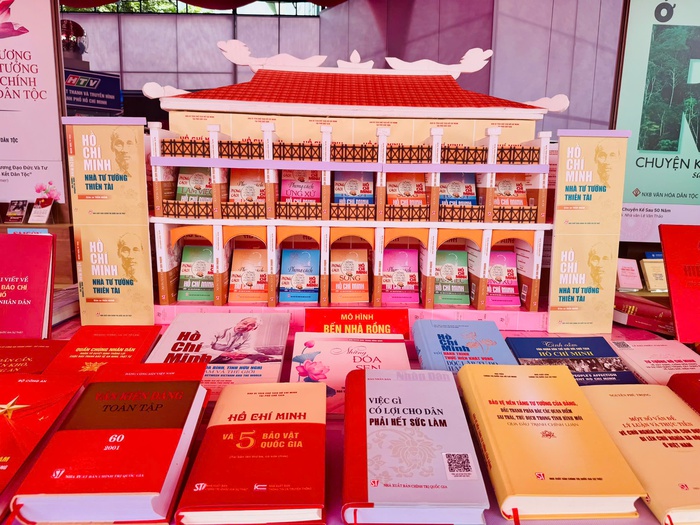Nhiều đầu sách hay về Chủ tịch Hồ Chí Minh được trung bày tại không gian "Cây tri thức" - Ảnh: Hồ Lam Nhiều đầu sách hay về Chủ tịch Hồ Chí Minh được trung bày tại không gian "Cây tri thức" - Ảnh: Hồ Lam