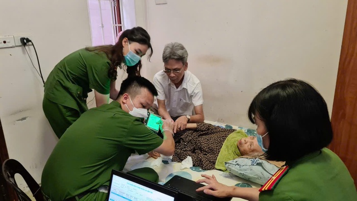 Hình ảnh “Phụ nữ Thủ đô ứng xử đẹp” đọng lại sự ấm áp, thân thiện trong lòng người dân và du khách- Ảnh 3. Hình ảnh “Phụ nữ Thủ đô ứng xử đẹp” đọng lại sự ấm áp, thân thiện trong lòng người dân và du khách- Ảnh 3.