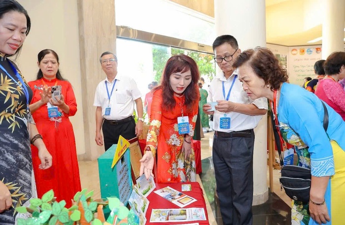 Hình ảnh “Phụ nữ Thủ đô ứng xử đẹp” đọng lại sự ấm áp, thân thiện trong lòng người dân và du khách- Ảnh 1. Hình ảnh “Phụ nữ Thủ đô ứng xử đẹp” đọng lại sự ấm áp, thân thiện trong lòng người dân và du khách- Ảnh 1.