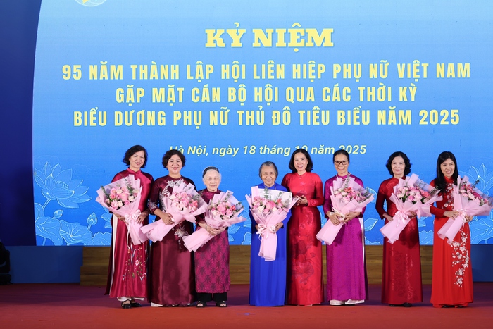 Vinh danh 8 Phụ nữ Thủ đô tiêu biểu năm 2025- Ảnh 5. Vinh danh 8 Phụ nữ Thủ đô tiêu biểu năm 2025- Ảnh 5.