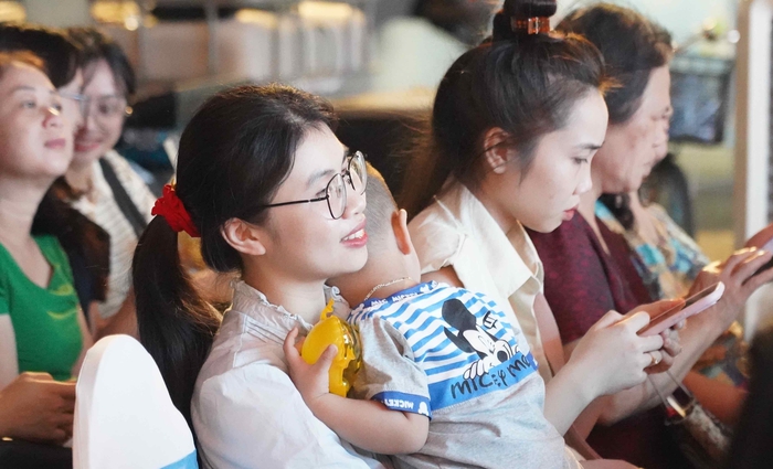 “Chạm phiên bản mới” khuyến khích phụ nữ yêu thương, trân trọng chính mình- Ảnh 7. “Chạm phiên bản mới” khuyến khích phụ nữ yêu thương, trân trọng chính mình- Ảnh 7.
