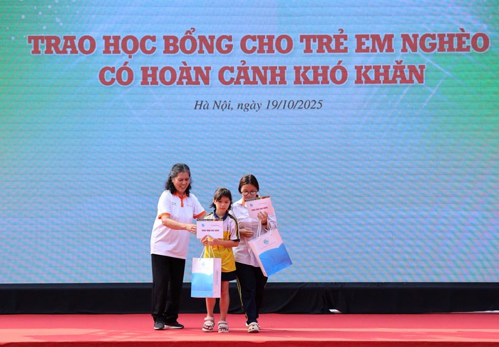 Báo Phụ nữ Việt Nam trao học bổng cho trẻ mồ côi có hoàn cảnh đặc biệt khó khăn tại Hà Nội - Ảnh 1. Báo Phụ nữ Việt Nam trao học bổng cho trẻ mồ côi có hoàn cảnh đặc biệt khó khăn tại Hà Nội - Ảnh 1.