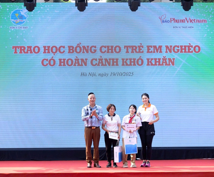Báo Phụ nữ Việt Nam trao học bổng cho trẻ mồ côi có hoàn cảnh đặc biệt khó khăn tại Hà Nội - Ảnh 2. Báo Phụ nữ Việt Nam trao học bổng cho trẻ mồ côi có hoàn cảnh đặc biệt khó khăn tại Hà Nội - Ảnh 2.