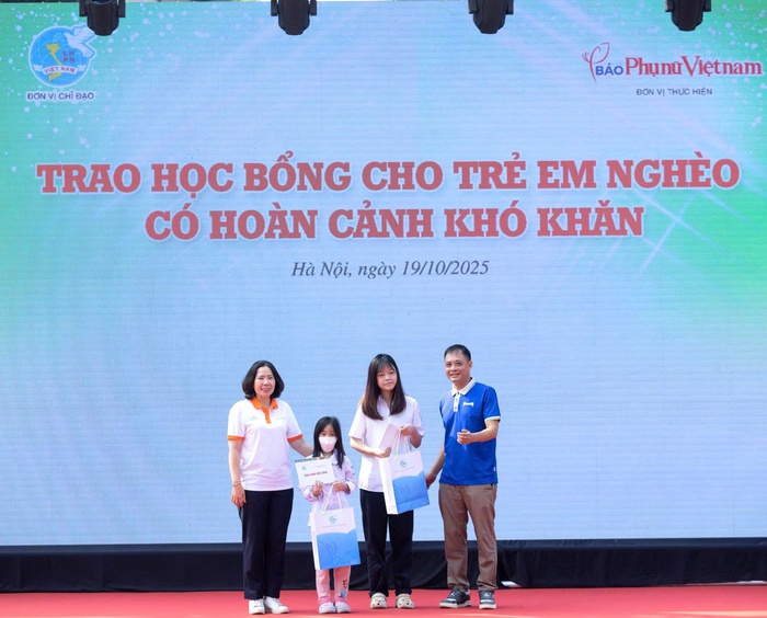 Báo Phụ nữ Việt Nam trao học bổng cho trẻ mồ côi có hoàn cảnh đặc biệt khó khăn tại Hà Nội - Ảnh 4. Báo Phụ nữ Việt Nam trao học bổng cho trẻ mồ côi có hoàn cảnh đặc biệt khó khăn tại Hà Nội - Ảnh 4.