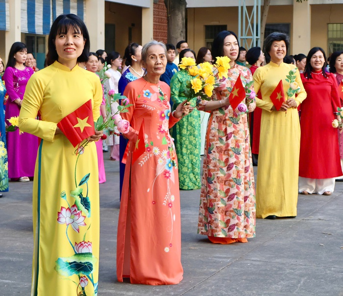 Những người phụ nữ ở mọi độ tuổi rạng rỡ trong tà áo dài, chuẩn bị trước giờ mở màn chương trình đồng diễn - Ảnh: Hồ Lam Những người phụ nữ ở mọi độ tuổi rạng rỡ trong tà áo dài, chuẩn bị trước giờ mở màn chương trình đồng diễn - Ảnh: Hồ Lam