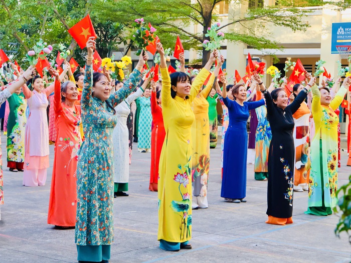 Hơn 300 cán bộ, đoàn viên, công đoàn, giáo viên, cán bộ hội viên Hội phụ nữ và người dân phường Gia Định cùng tham gia đồng diễn áo dài - Ảnh: Hồ Lam Hơn 300 cán bộ, đoàn viên, công đoàn, giáo viên, cán bộ hội viên Hội phụ nữ và người dân phường Gia Định cùng tham gia đồng diễn áo dài - Ảnh: Hồ Lam