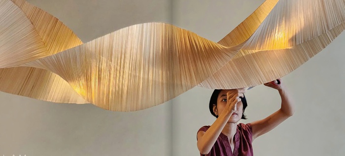 Hệ đèn treo sắp đặt trong công trình The Running Bean do Lam Weaving Spaces hợp tác với H&D Designer thực hiện với vật liệu chính được sử dụng là sợi tre, được kéo căng và uốn cong để tạo nên những hình khối mềm mại và uyển chuyển Hệ đèn treo sắp đặt trong công trình The Running Bean do Lam Weaving Spaces hợp tác với H&D Designer thực hiện với vật liệu chính được sử dụng là sợi tre, được kéo căng và uốn cong để tạo nên những hình khối mềm mại và uyển chuyển