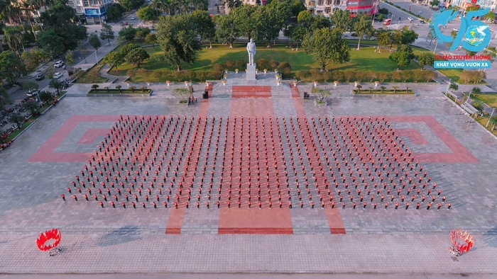 Hơn 1.000 cán bộ, hội viên phụ nữ Hưng Yên đồng diễn dân vũ, xếp chữ chào mừng kỷ niệm 95 năm thành lập Hội LHPN Việt Nam - Ảnh 1. Hơn 1.000 cán bộ, hội viên phụ nữ Hưng Yên đồng diễn dân vũ, xếp chữ chào mừng kỷ niệm 95 năm thành lập Hội LHPN Việt Nam - Ảnh 1.