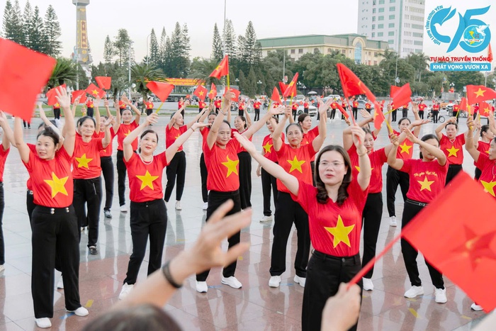 Hơn 1.000 cán bộ, hội viên phụ nữ Hưng Yên đồng diễn dân vũ, xếp chữ chào mừng kỷ niệm 95 năm thành lập Hội LHPN Việt Nam - Ảnh 5. Hơn 1.000 cán bộ, hội viên phụ nữ Hưng Yên đồng diễn dân vũ, xếp chữ chào mừng kỷ niệm 95 năm thành lập Hội LHPN Việt Nam - Ảnh 5.
