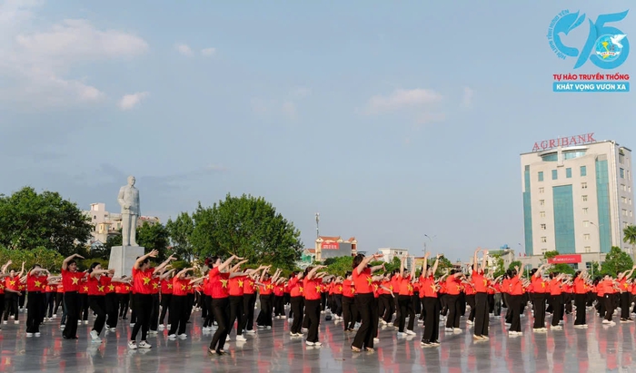 Hơn 1.000 cán bộ, hội viên phụ nữ Hưng Yên đồng diễn dân vũ, xếp chữ chào mừng kỷ niệm 95 năm thành lập Hội LHPN Việt Nam - Ảnh 4. Hơn 1.000 cán bộ, hội viên phụ nữ Hưng Yên đồng diễn dân vũ, xếp chữ chào mừng kỷ niệm 95 năm thành lập Hội LHPN Việt Nam - Ảnh 4.