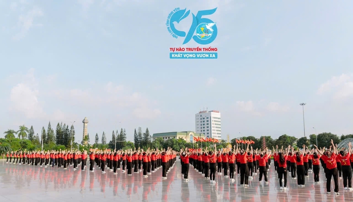 Hơn 1.000 cán bộ, hội viên phụ nữ Hưng Yên đồng diễn dân vũ, xếp chữ chào mừng kỷ niệm 95 năm thành lập Hội LHPN Việt Nam - Ảnh 6. Hơn 1.000 cán bộ, hội viên phụ nữ Hưng Yên đồng diễn dân vũ, xếp chữ chào mừng kỷ niệm 95 năm thành lập Hội LHPN Việt Nam - Ảnh 6.