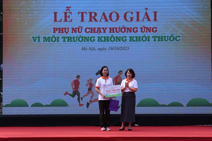 14 tập thể, cá nhân được trao Giải chạy “Phụ nữ chạy hưởng ứng Vì môi trường không khói thuốc” - Ảnh 4. 14 tập thể, cá nhân được trao Giải chạy “Phụ nữ chạy hưởng ứng Vì môi trường không khói thuốc” - Ảnh 4.