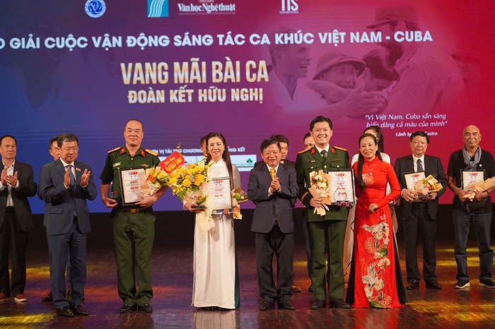 Chị Lê Thị Minh (áo dài trắng) nhận giải Nhì Cuộc vận động sáng tác ca khúc “Việt Nam – Cuba, vang mãi bài ca đoàn kết, hữu nghị” Chị Lê Thị Minh (áo dài trắng) nhận giải Nhì Cuộc vận động sáng tác ca khúc “Việt Nam – Cuba, vang mãi bài ca đoàn kết, hữu nghị”