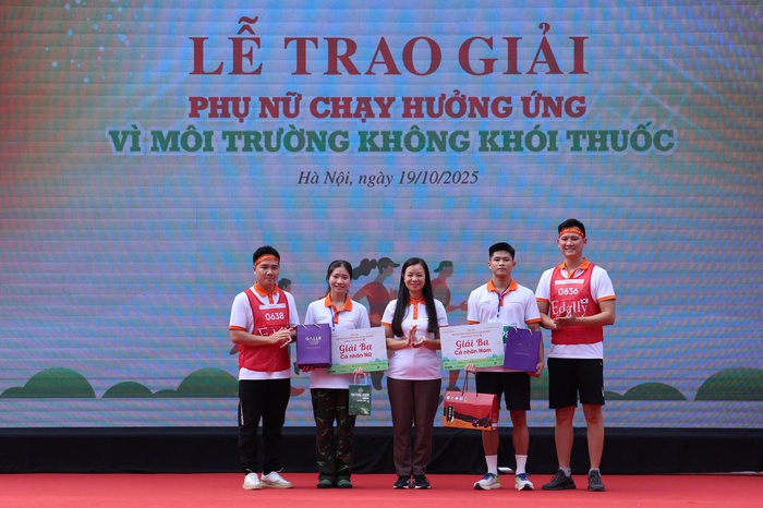 14 tập thể, cá nhân được trao Giải chạy “Phụ nữ chạy hưởng ứng Vì môi trường không khói thuốc” - Ảnh 5. 14 tập thể, cá nhân được trao Giải chạy “Phụ nữ chạy hưởng ứng Vì môi trường không khói thuốc” - Ảnh 5.