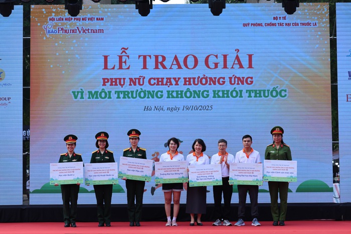 14 tập thể, cá nhân được trao Giải chạy “Phụ nữ chạy hưởng ứng Vì môi trường không khói thuốc” - Ảnh 3. 14 tập thể, cá nhân được trao Giải chạy “Phụ nữ chạy hưởng ứng Vì môi trường không khói thuốc” - Ảnh 3.