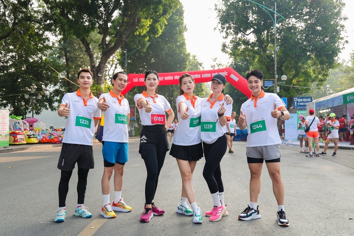 Hoa khôi Vũ Hương Giang cùng các nghệ sĩ như Quách Thu Phương, Thanh Hương, Huy Lio, Bùi Phúc Anh...