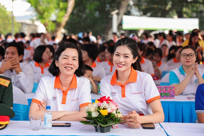 Hoa khôi Vũ Hương Giang cùng Phó Chủ tịch Hội LHPN Việt Nam Nguyễn Thị Minh Hương