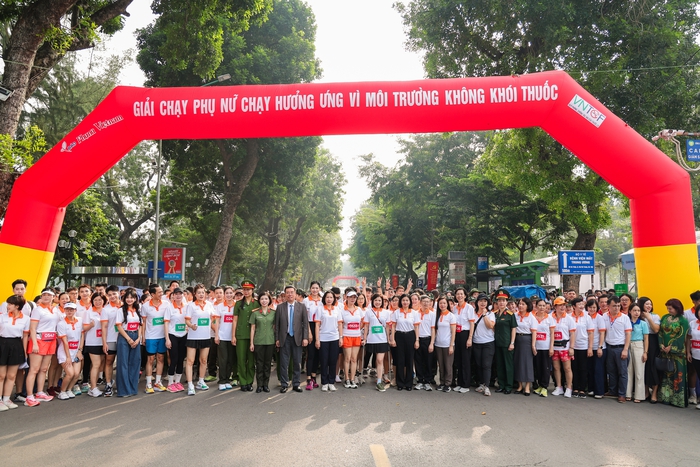 Hoa khôi Vũ Hương Giang cùng các lãnh đạo, khách mời và vận động viên tham gia sự kiện “Phụ nữ chạy hưởng ứng Vì môi trường không khói thuốc”