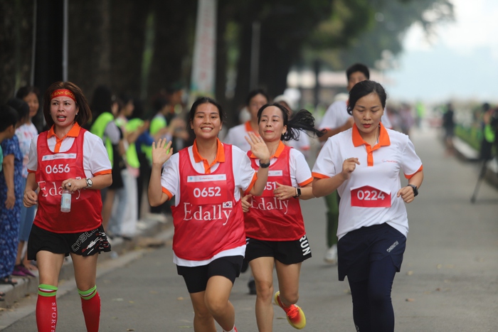 Sôi nổi giải "Phụ nữ chạy hưởng ứng Vì môi trường không khói thuốc"- Ảnh 12. Sôi nổi giải "Phụ nữ chạy hưởng ứng Vì môi trường không khói thuốc"- Ảnh 12.