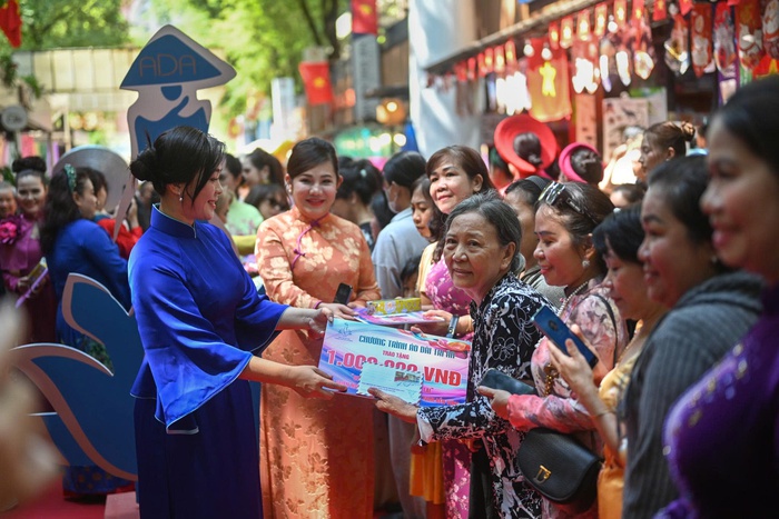 Ngày hội Văn hóa Áo dài TPHCM tái hiện vẻ đẹp kiêu hãnh, dịu dàng của phụ nữ Việt- Ảnh 1. Ngày hội Văn hóa Áo dài TPHCM tái hiện vẻ đẹp kiêu hãnh, dịu dàng của phụ nữ Việt- Ảnh 1.