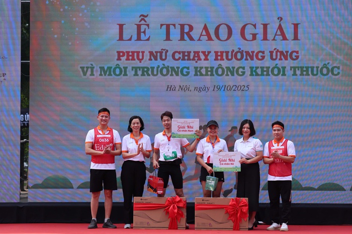 14 tập thể, cá nhân được trao Giải chạy “Phụ nữ chạy hưởng ứng Vì môi trường không khói thuốc” - Ảnh 6. 14 tập thể, cá nhân được trao Giải chạy “Phụ nữ chạy hưởng ứng Vì môi trường không khói thuốc” - Ảnh 6.