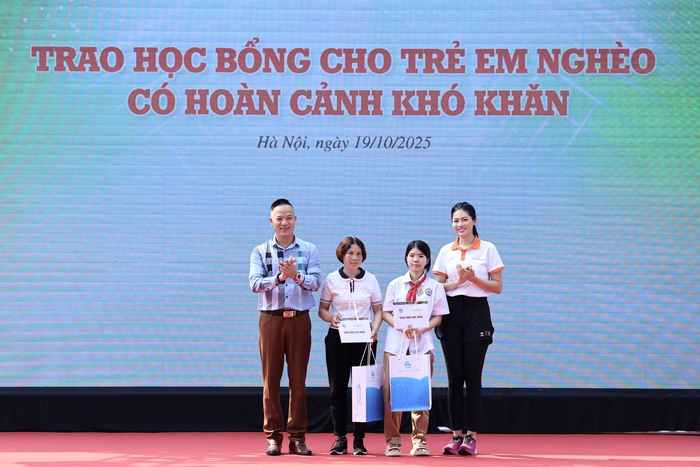 Hoa khôi Vũ Hương Giang trao quà cho học sinh có hoàn cảnh khó khăn