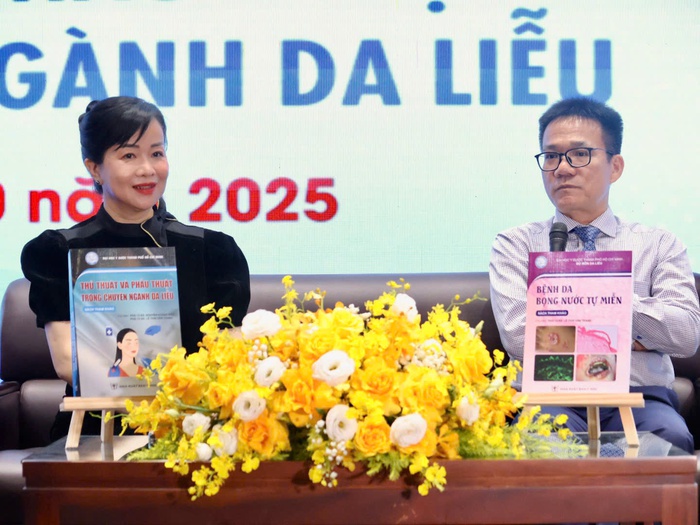 PGS TS BS. Lê Thái Vân Thanh và PGS TS BS. Lê Minh Khôi, Trưởng phòng khoa học đào tạo Bệnh viện Đại học Y Dược TPHCM trò chuyện tại toạ đàm ra mắt sách vào chiều 2/10 - Ảnh: Hồ Lam