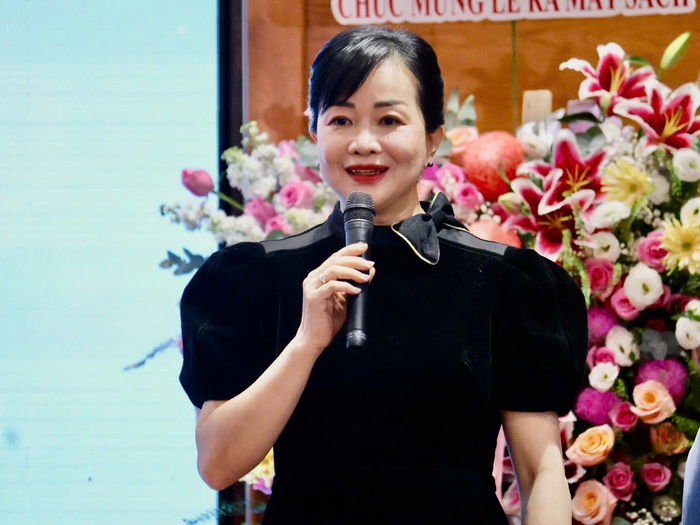 PGS TS BS. Lê Thái Vân Thanh, trưởng khoa Da liễu - Thẩm mỹ da, Bệnh viện Đại học Y Dược TPHCM là chủ biên của hai cuốn sách - Ảnh: Hồ Lam