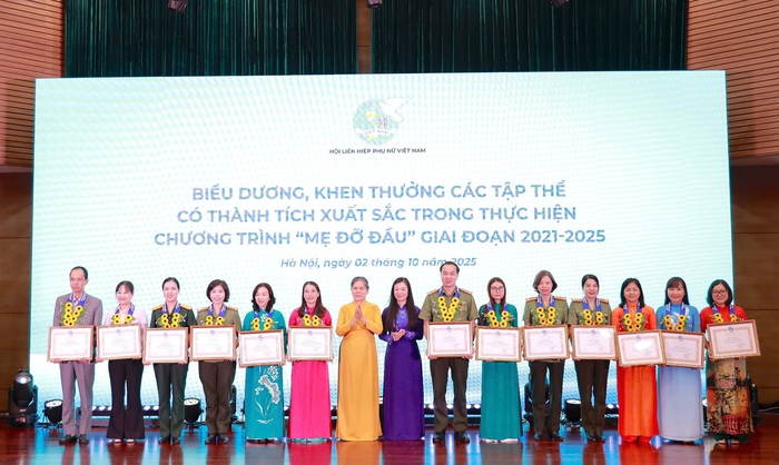 Tuyên dương 84 tập thể, cá nhân điển hình thực hiện Cuộc vận động "Xây dựng gia đình 5 không, 3 sạch", Chương trình "Mẹ đỡ đầu"- Ảnh 3.