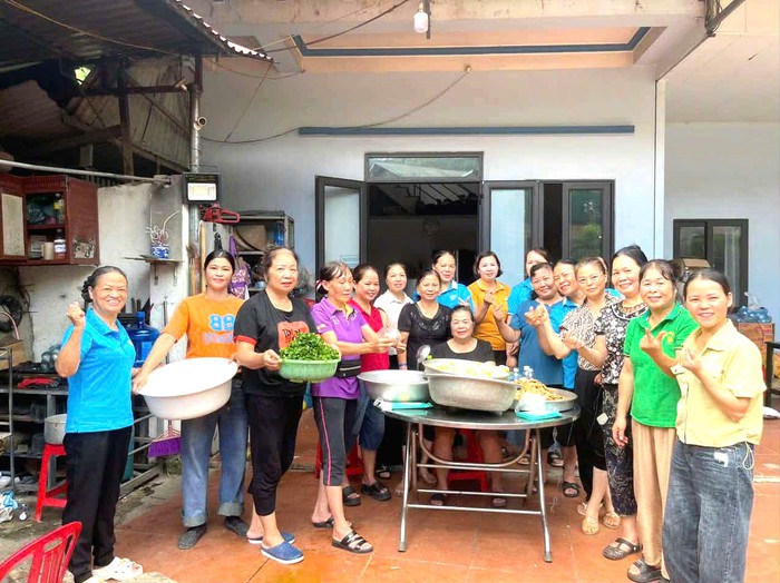 Tình người ấm áp từ những bếp ăn nghĩa tình nơi vùng lũ- Ảnh 1.