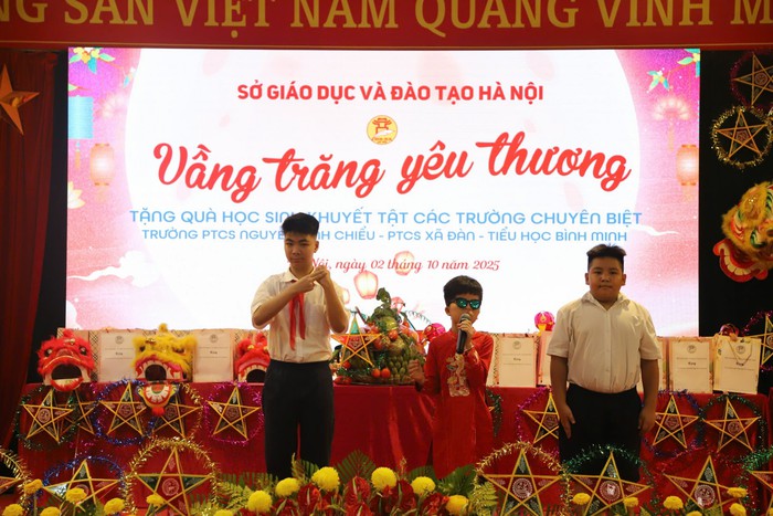 Hà Nội: Trao gần 700 suất quà Trung thu tới học sinh chuyên biệt- Ảnh 2.