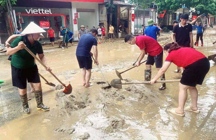 Tình người ấm áp từ những bếp ăn nghĩa tình nơi vùng lũ- Ảnh 3.