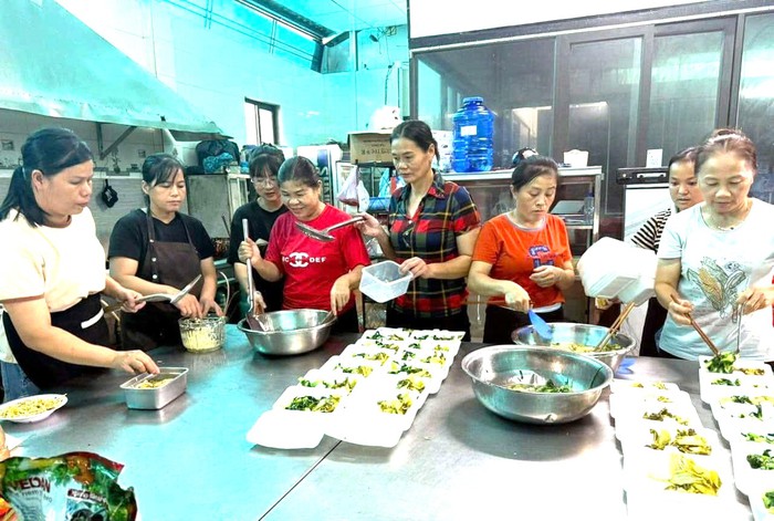 Tình người ấm áp từ những bếp ăn nghĩa tình nơi vùng lũ- Ảnh 2.